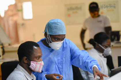 Medical team discuss COVID-19 patient treatment (Photo: Kobby Blay)