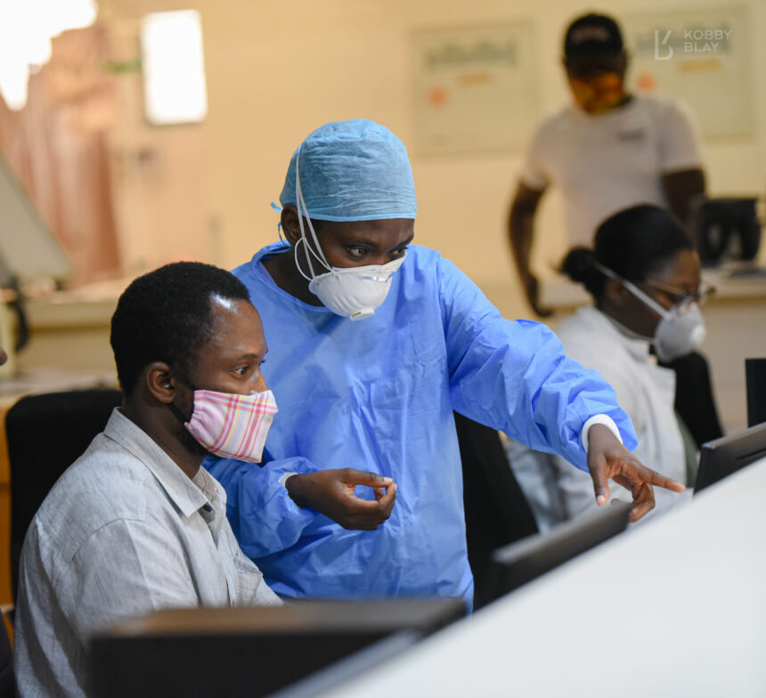 Medical team discuss COVID-19 patient treatment (Photo: Kobby Blay)